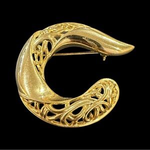 Elegant Gold Tone Brooch Vintage Unsigned Pin